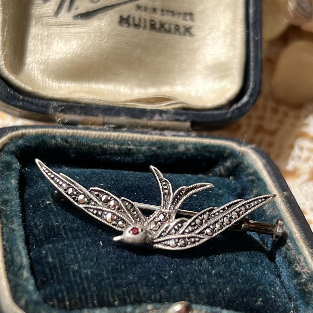 アンティーク】ツバメブローチ マーカサイト