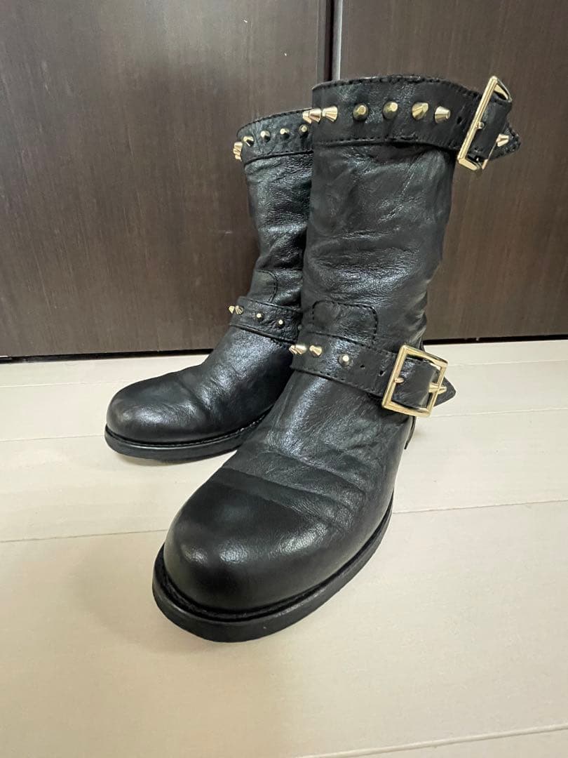 Jimmy Choo ジミーチュウ 黒いレザーエンジニアブーツ スタッズ付き 中古・古着通販】JIMMY CHOO (ジミーチュウ) スタッズエンジニアブーツ