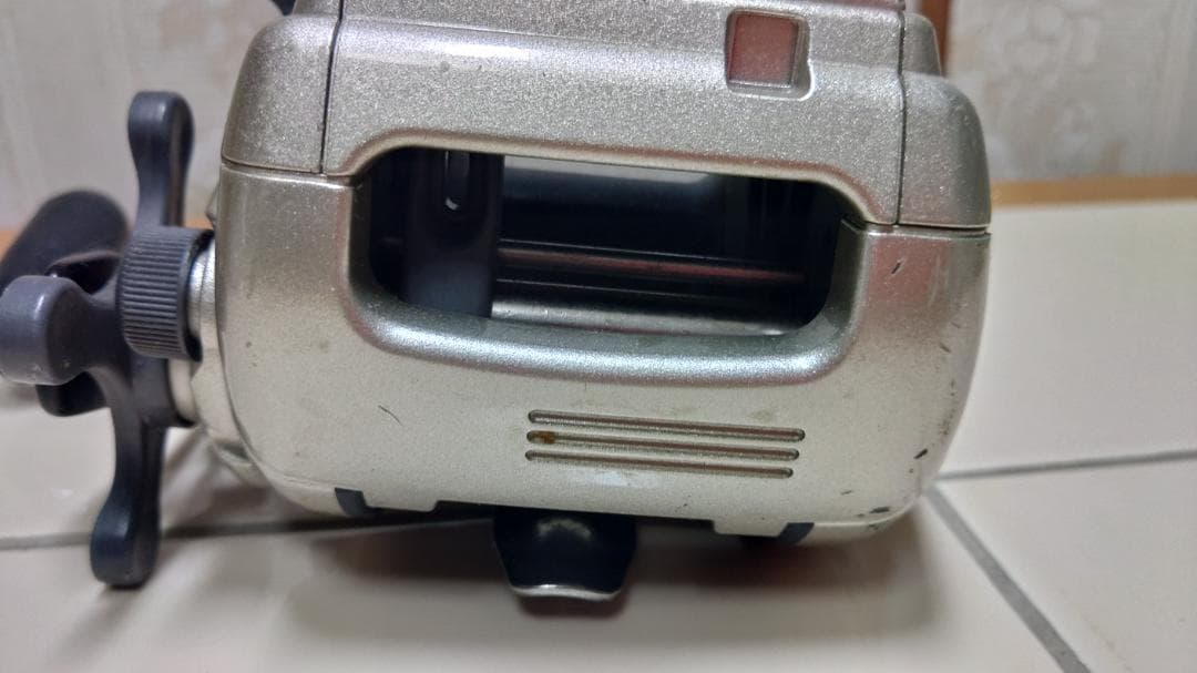 初売り最終】シマノ 電動リール3000H(破損有) &1000EV ＋竿置き - メルカリ