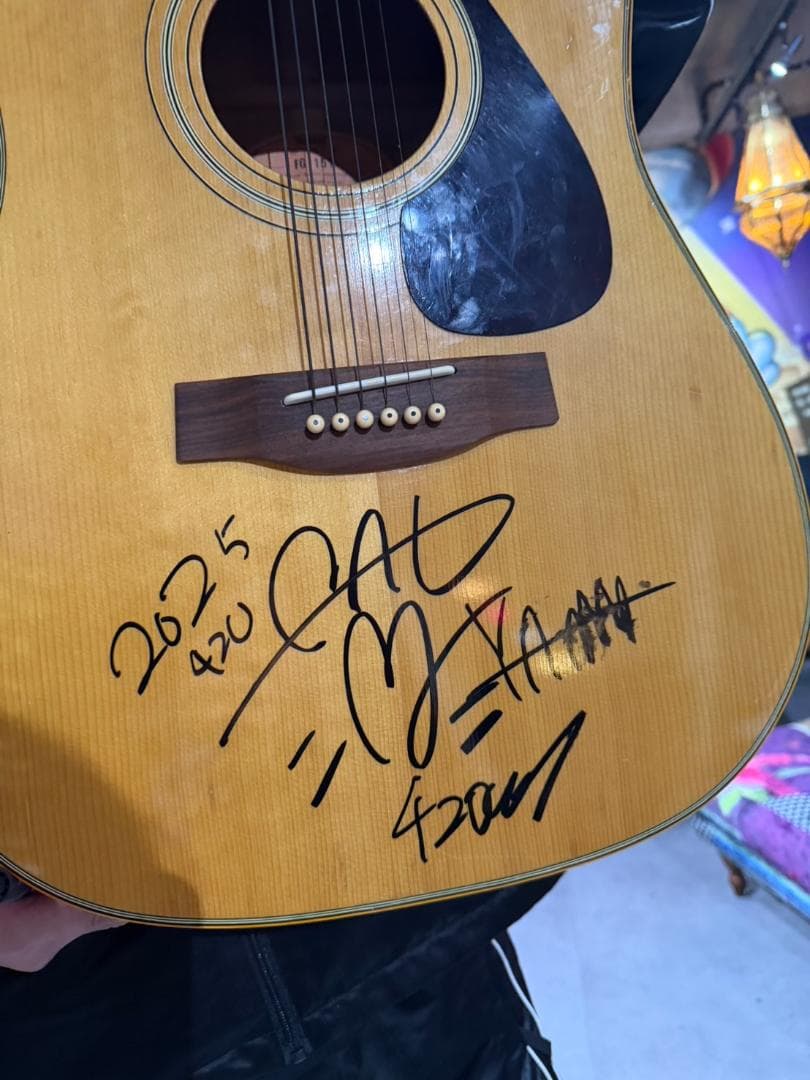 サイン入りアコースティックギター【撮影で使用】 - メルカリ