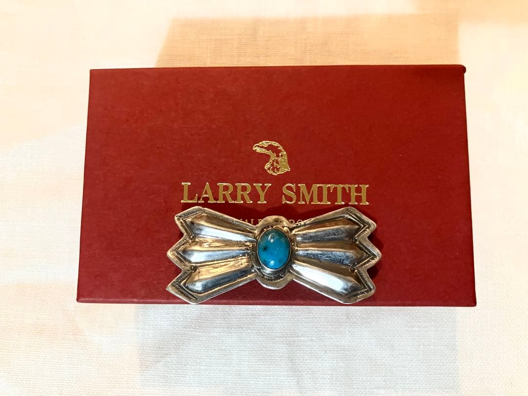 LARRY SMITH ターコイズ バタフライ ピンバッジ