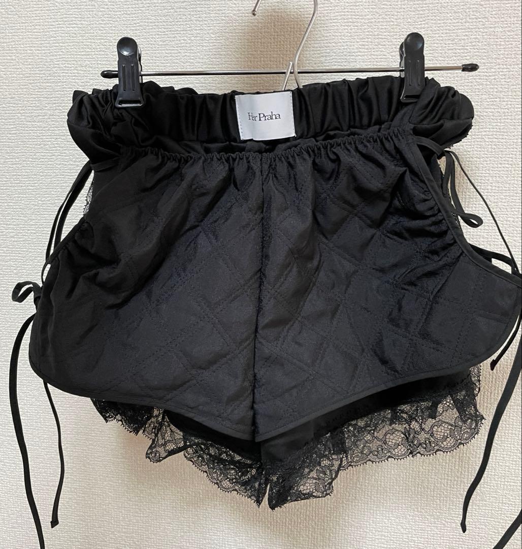 Her Praha Irene ブラック キルティング ショートパンツ
