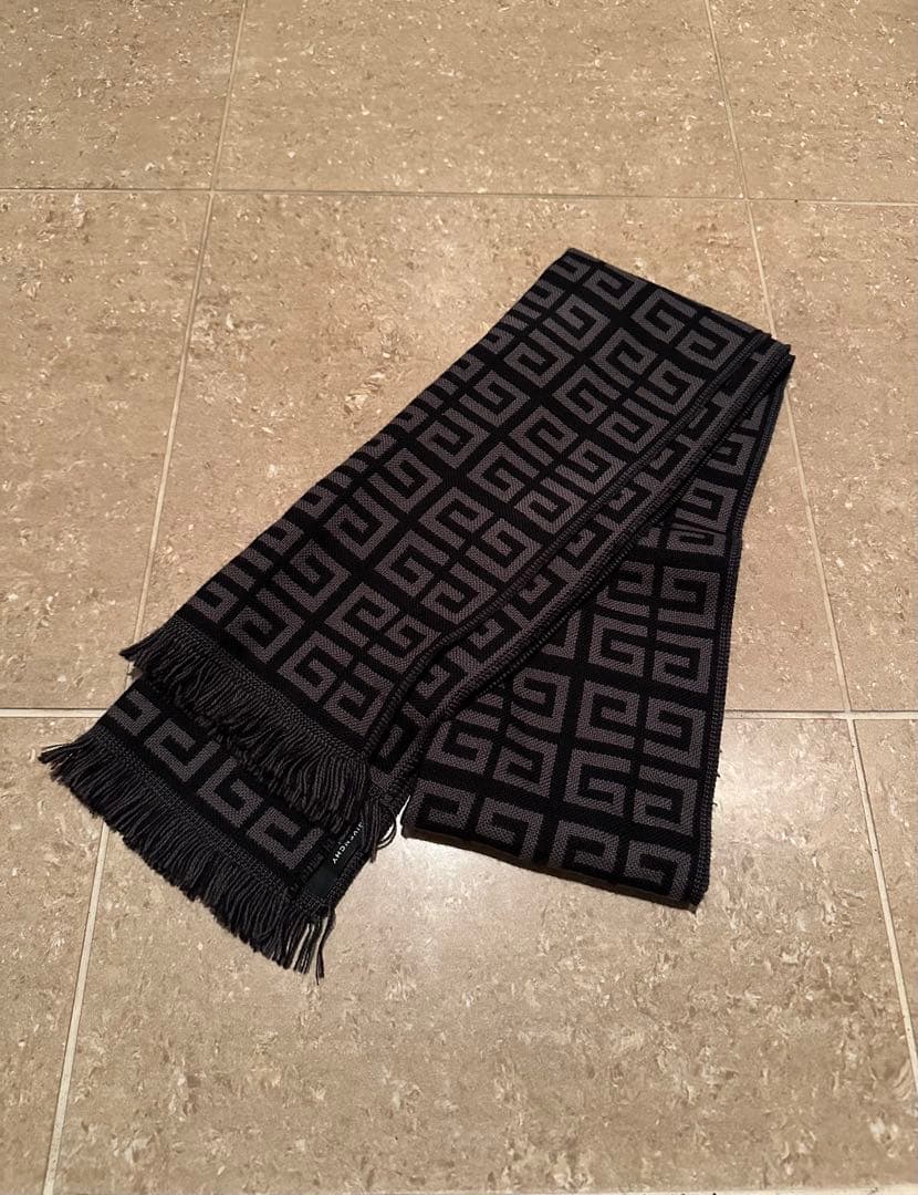 GIVENCHY マフラー ストール 4G ロゴ 黒 グレー yvnlazy着用 - メルカリ