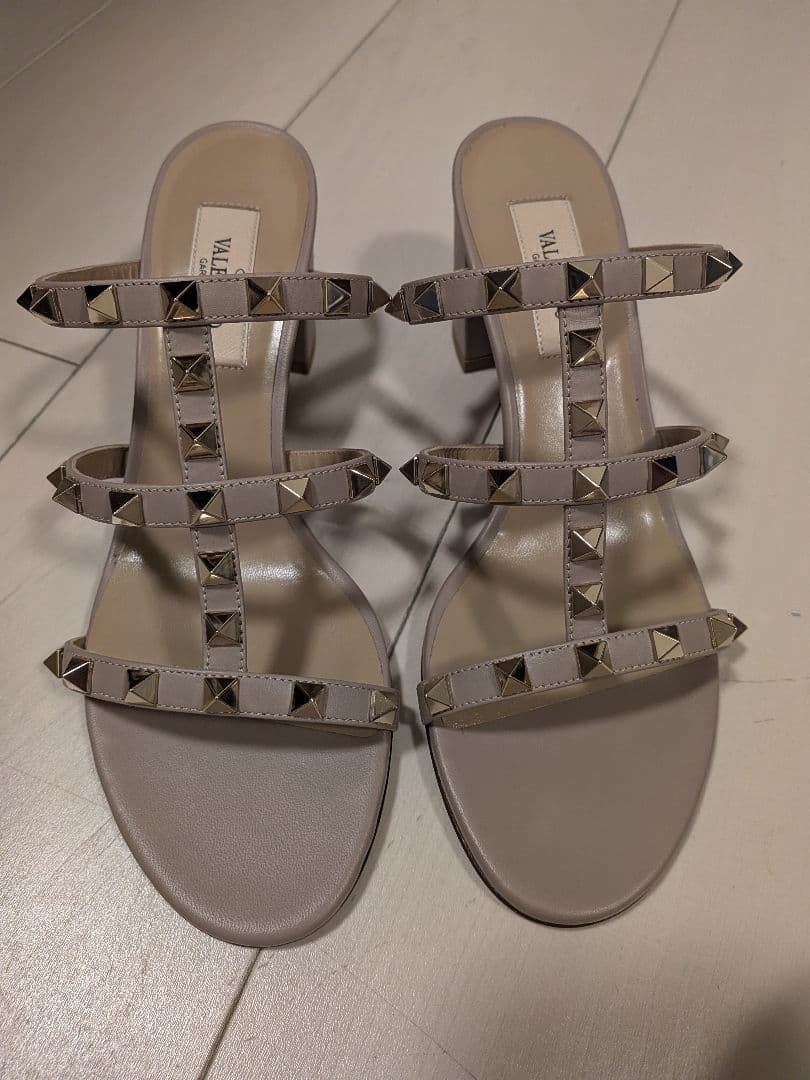 VALENTINO スタッズ付きミュール ベージュ スタッズ VALENTINO(ヴァレンティノ) サンダル・ミュール(レディース
