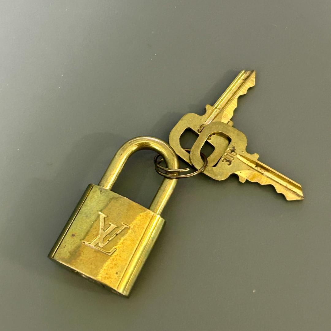 Louis Vuitton ゴールド ロック 2鍵付き - メルカリ