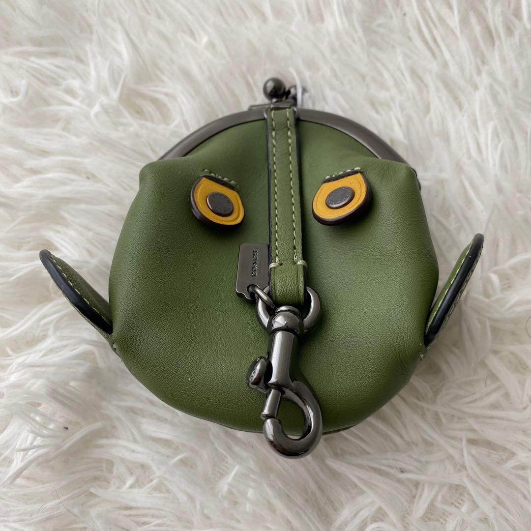 コーチ ミニ ポーチ がま口 財布 バッグ チャーム 蛙 カーキ - メルカリ