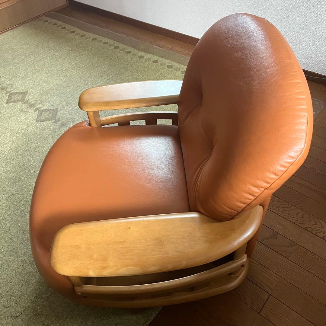 カリモク 回転式アームチェア ソファ 1人掛け ラック付き たのめる便