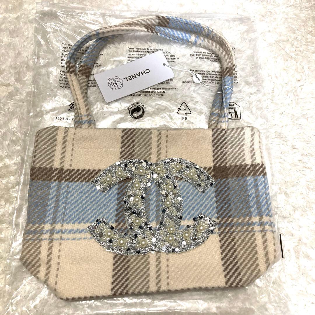 CHANEL チェック柄トートバッグ　パールスパンコール　水色 CHANEL シャネル ノベルティ ツイード トートバッグ スパンコール 水色