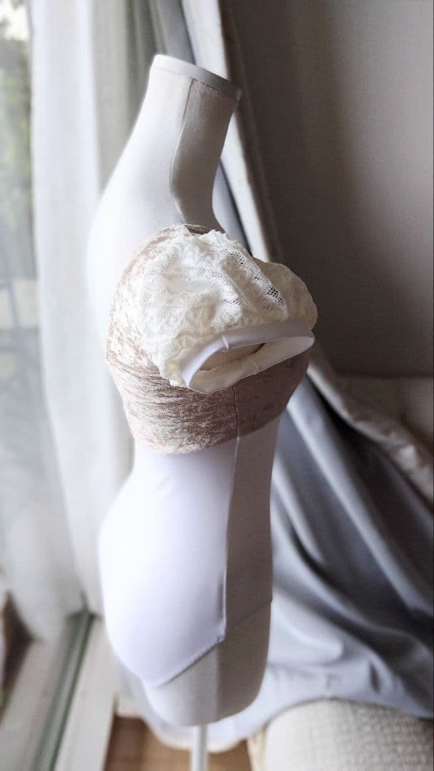 S～Mサイズ∕アイボリーのクラッシュベロアが光る起毛レース袖の娘役