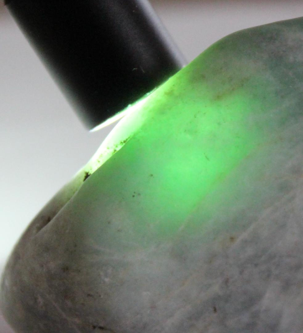 松田出品［極上海中翡翠］糸魚川翡翠 海石 原石 137.1g