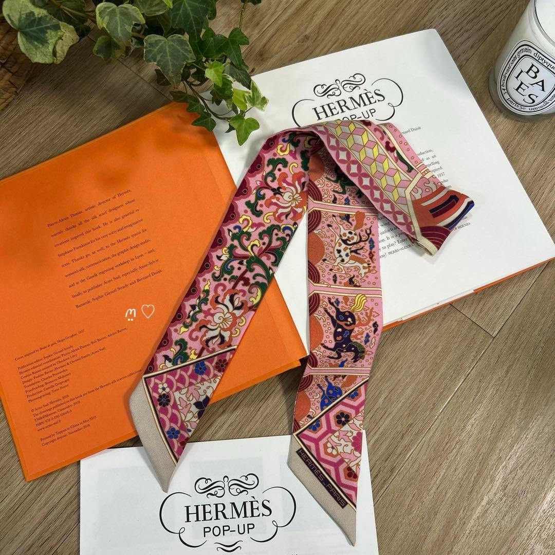 HERMESエルメス ツイリー　王室のコレクション　リボンスカーフ　ピンク HERMESエルメス ツイリー 王室のコレクション リボンスカーフ ピンク