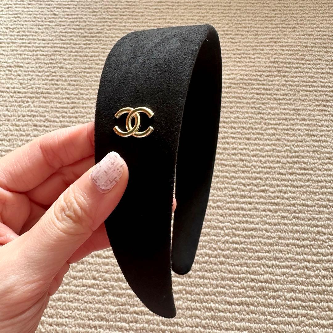 新品未使用】シャネルスエードカチューシャ黒ノベルティゴールドロゴ