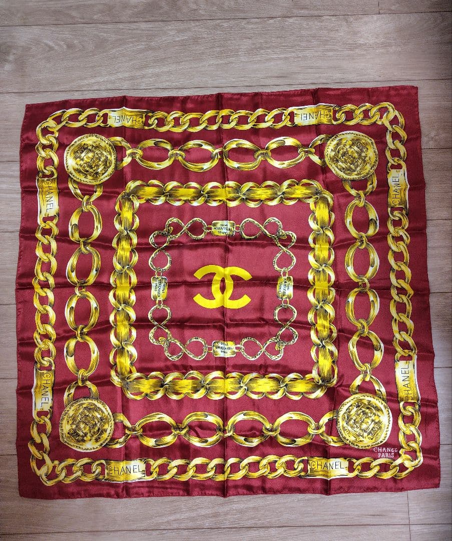 CHANEL ゴールドチェーン柄 スカーフ レッド - メルカリ