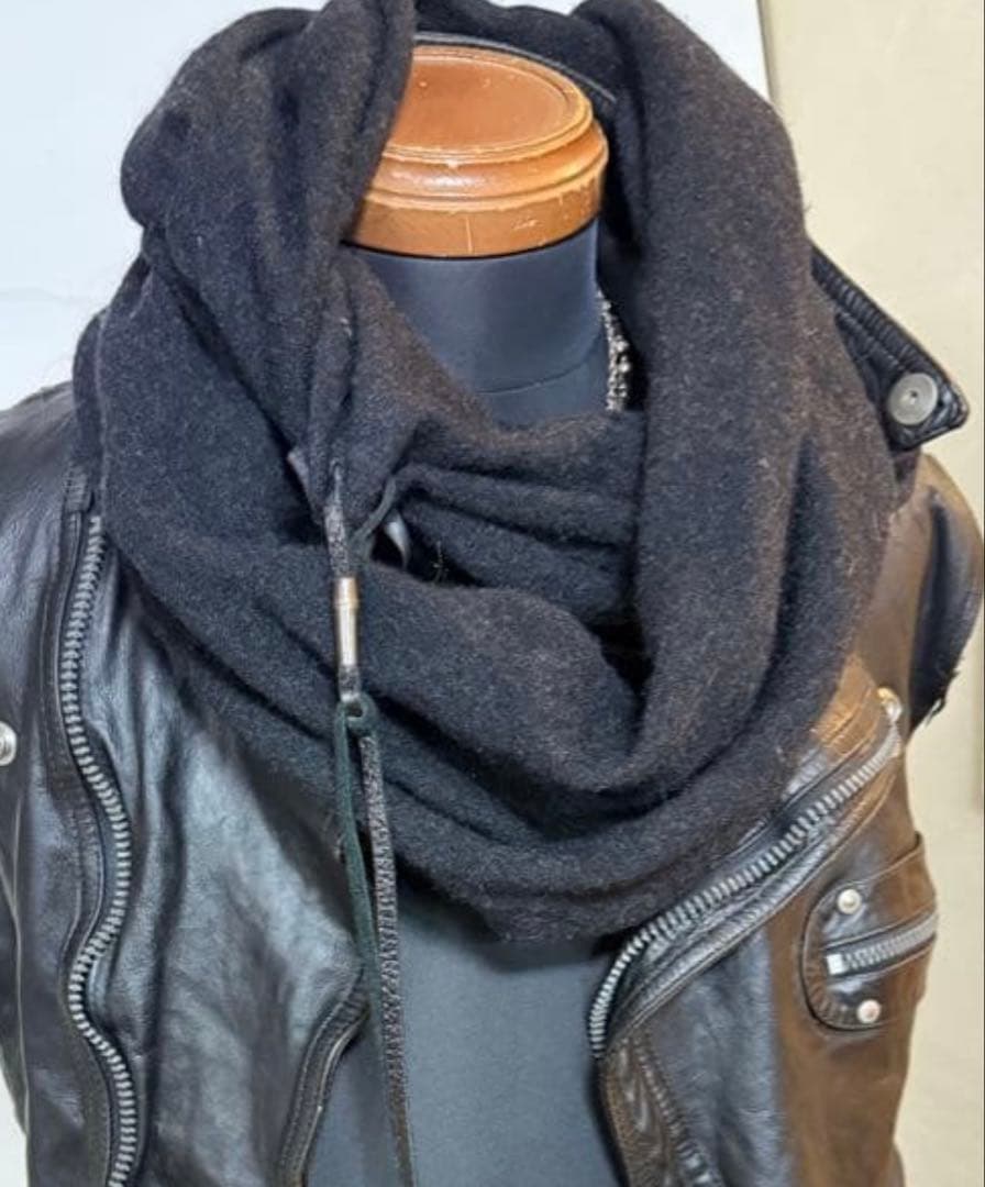 STRUMスヌード　チャコールグレー かぶるだけでオシャレに決まる♪軽くてあたたかいフリース素材の