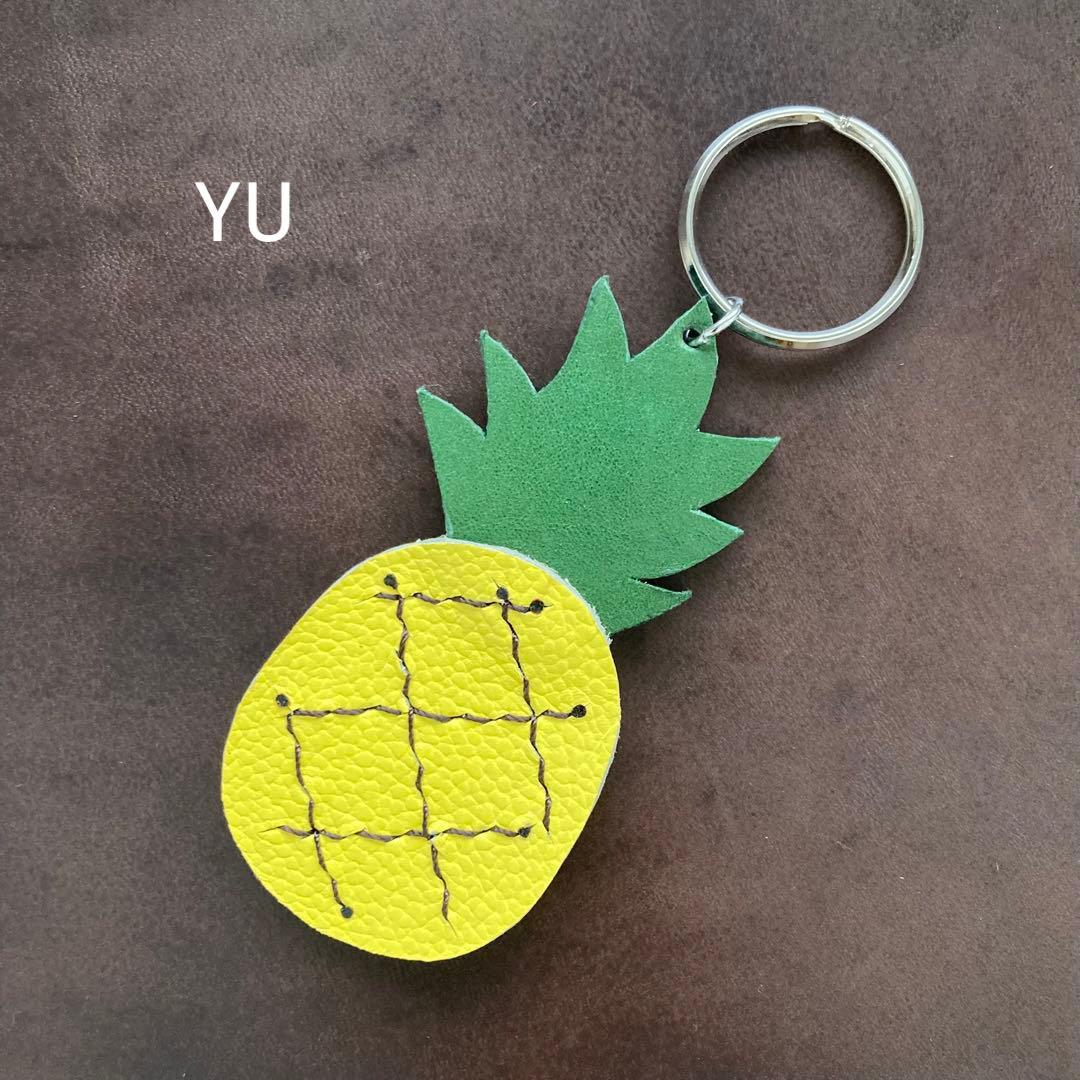 レザー パイナップル キーホルダー - メルカリ