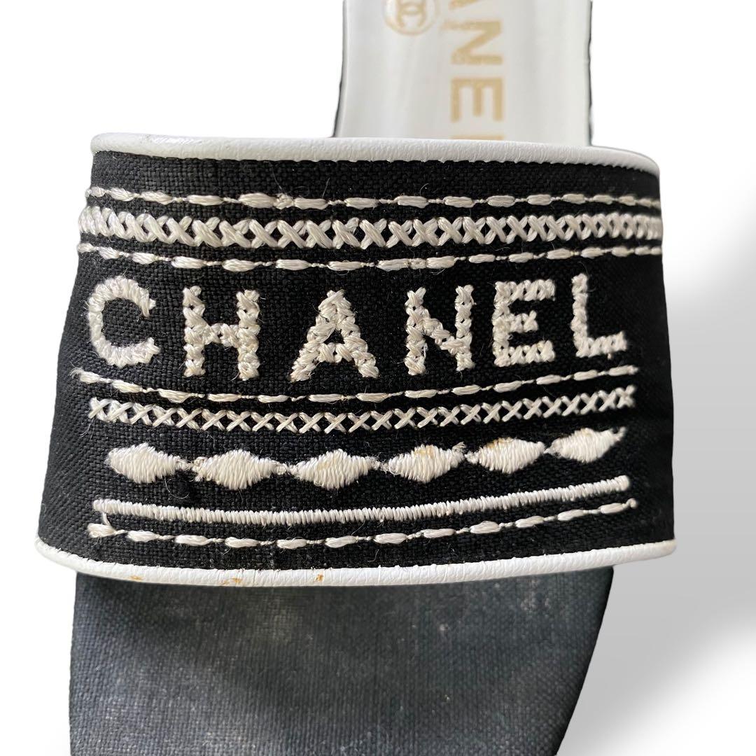 CHANEL ロゴ刺繍 ミュール 白 黒 23-23.5cm - メルカリ