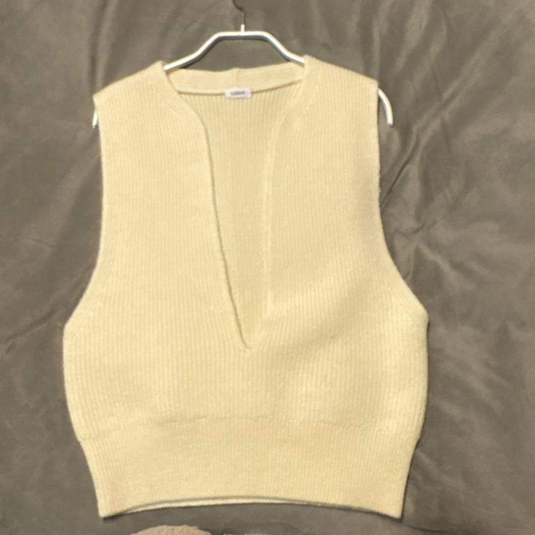 お値下❣️LOEFF スリットネック ベスト2025AW - メルカリ