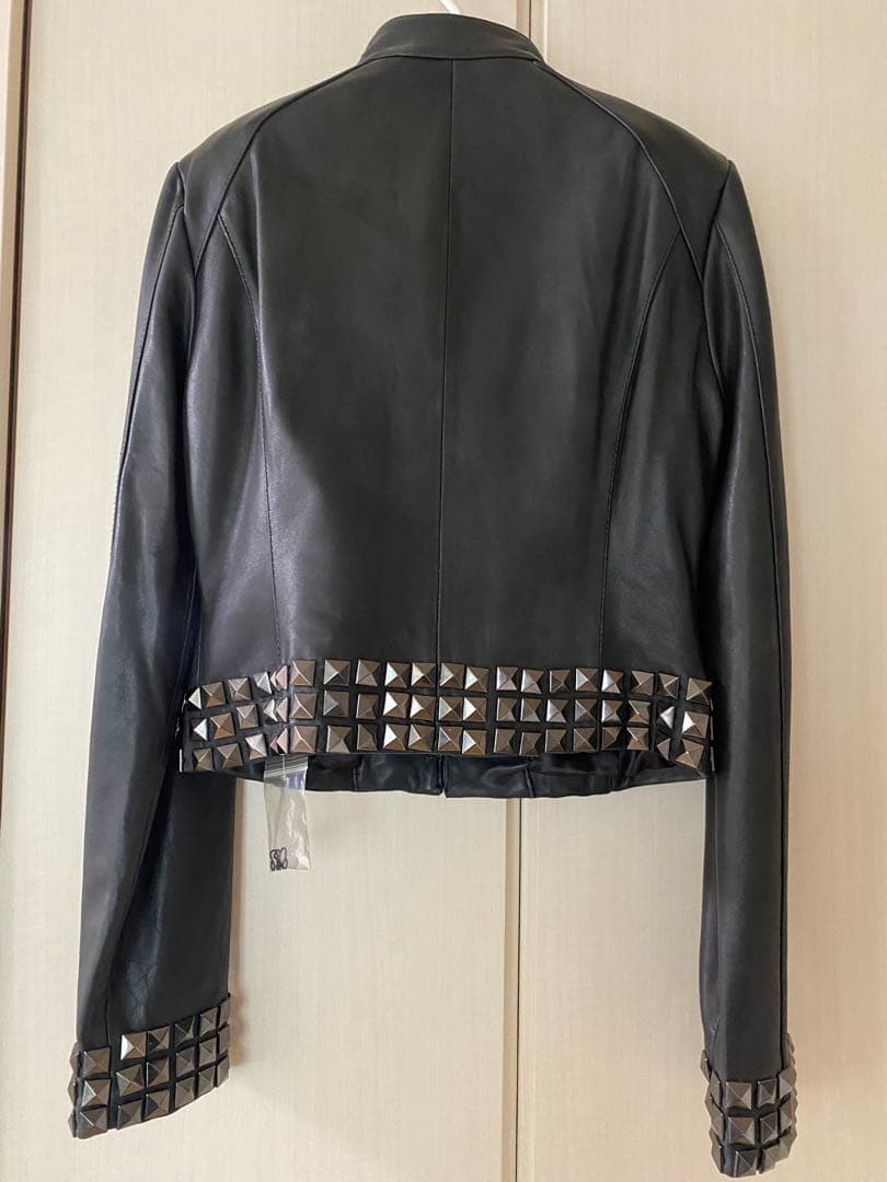 新品未使用 bebe ラムレザースタッズジャケット ブラック Sの通販はau