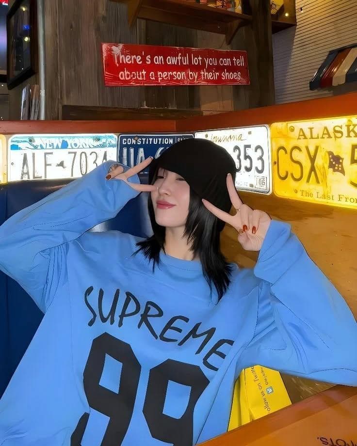 twiceモモ着用】シュプリーム アーチロゴ フットボール ロンT 青 L