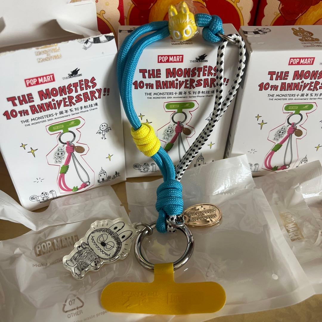 THE MONSTERS 10周年記念 フォンチャーム COWAWA 1点 - メルカリ