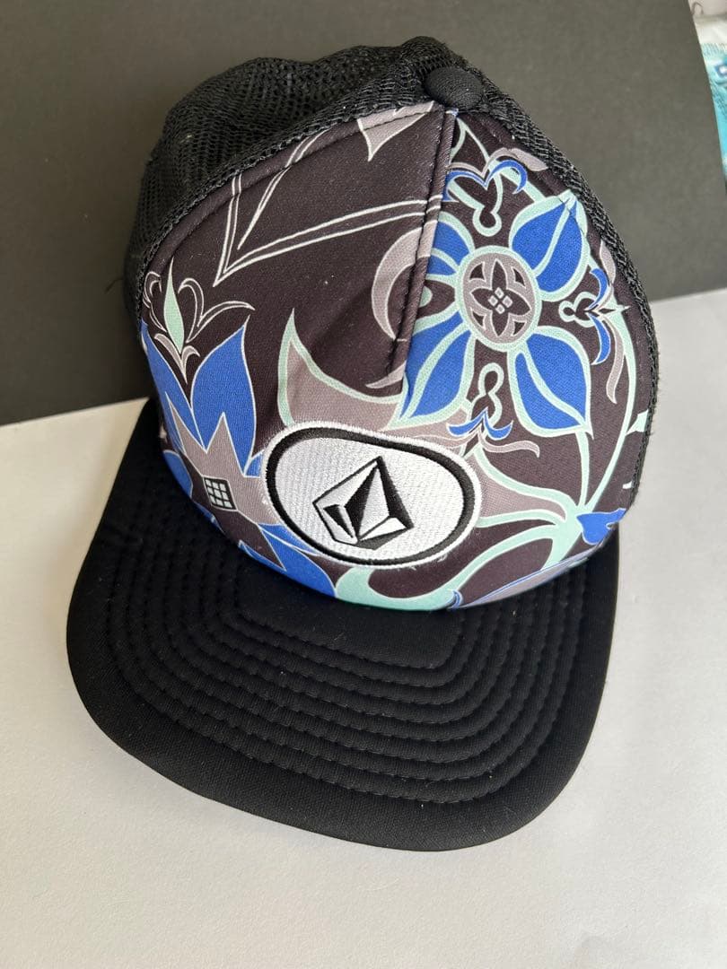 ボルコム 】 花柄トラッカーブラックキャップ - メルカリ