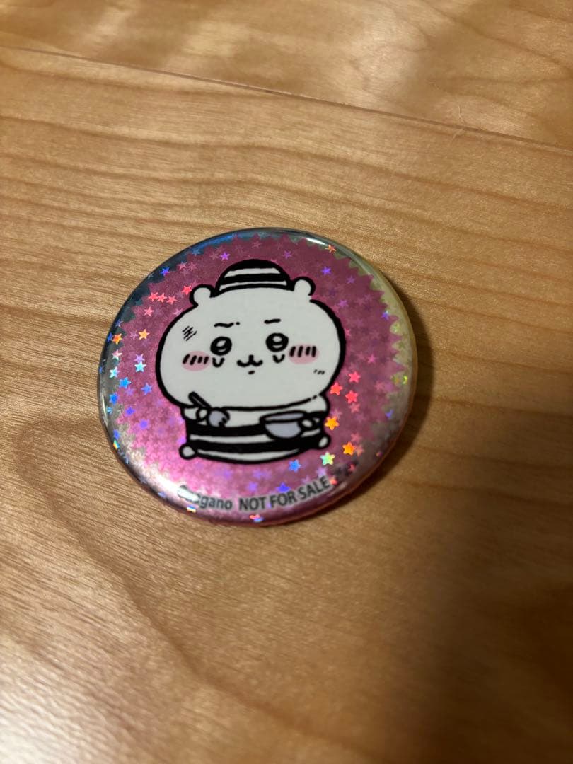ちいかわ ちいかわランド ノベルティ ホログラム缶バッジ 囚人 - メルカリ