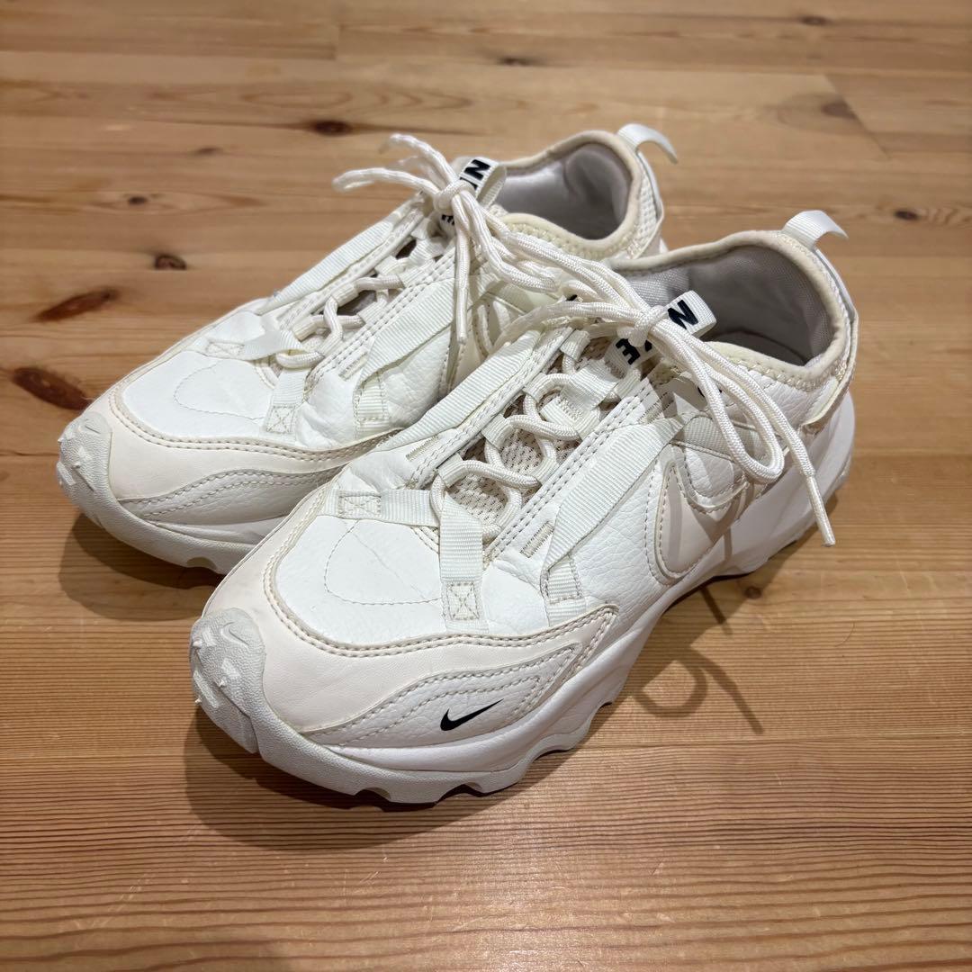 Nike TC7900 ホワイトスニーカー - メルカリ