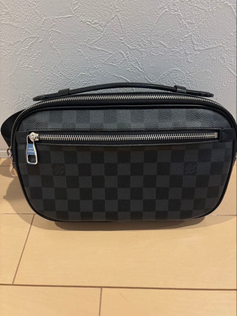 ルイヴィトン　ほぼ未使用品 ダミエグラフィット アンブレール　ショルダーバッグ LOUIS VUITTON（ルイ・ヴィトン） （未使用 展示品）ルイ ヴィトン