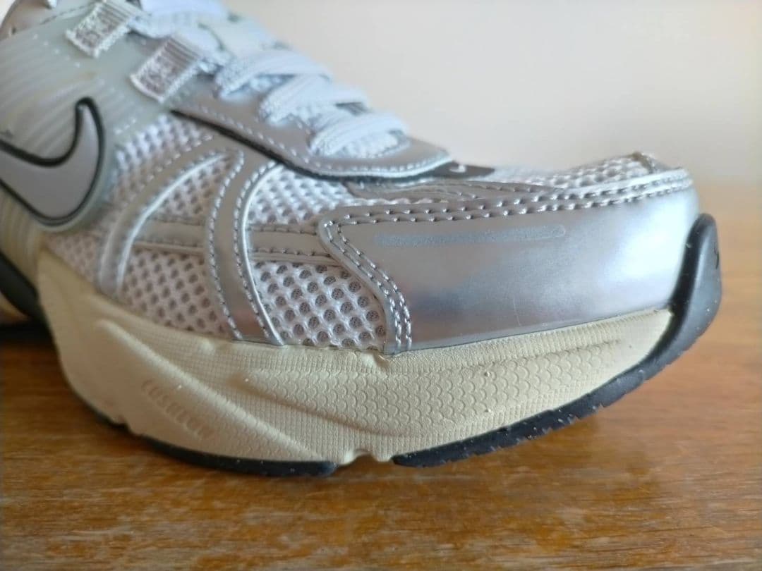 ナイキ　NIKE　V2K RUN　ホワイト×シルバー　24.0cm