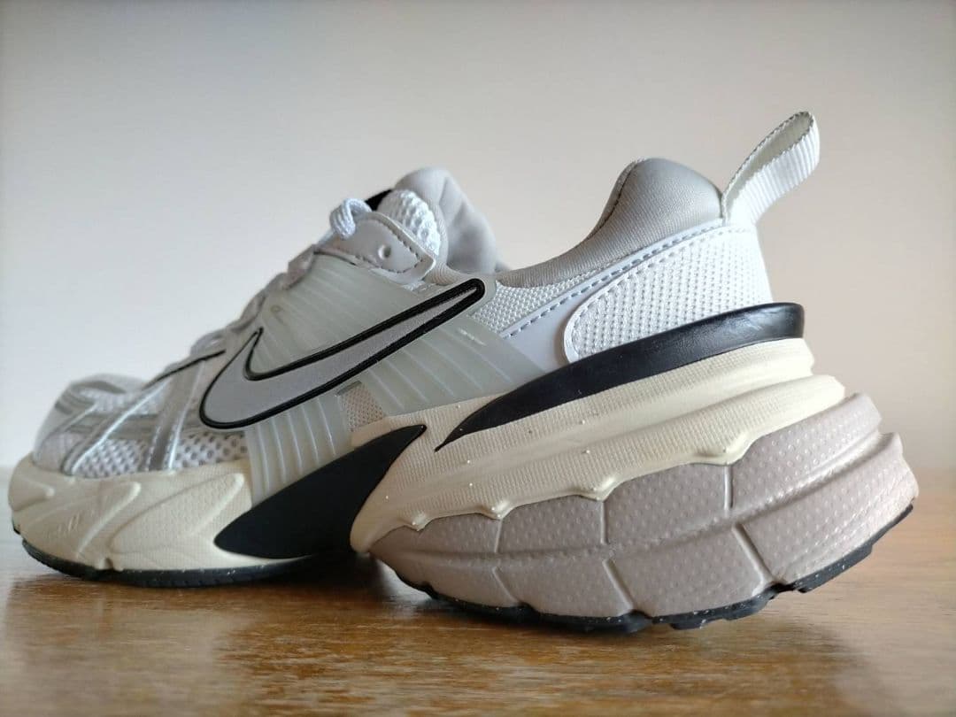 ナイキ　NIKE　V2K RUN　ホワイト×シルバー　24.0cm