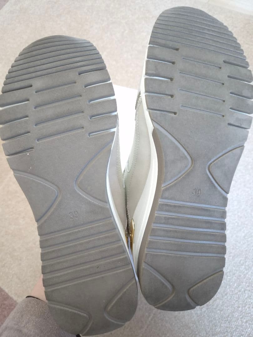 【美品】卑弥呼 美脚ヒールアップスニーカー アイボリー 24.5cm