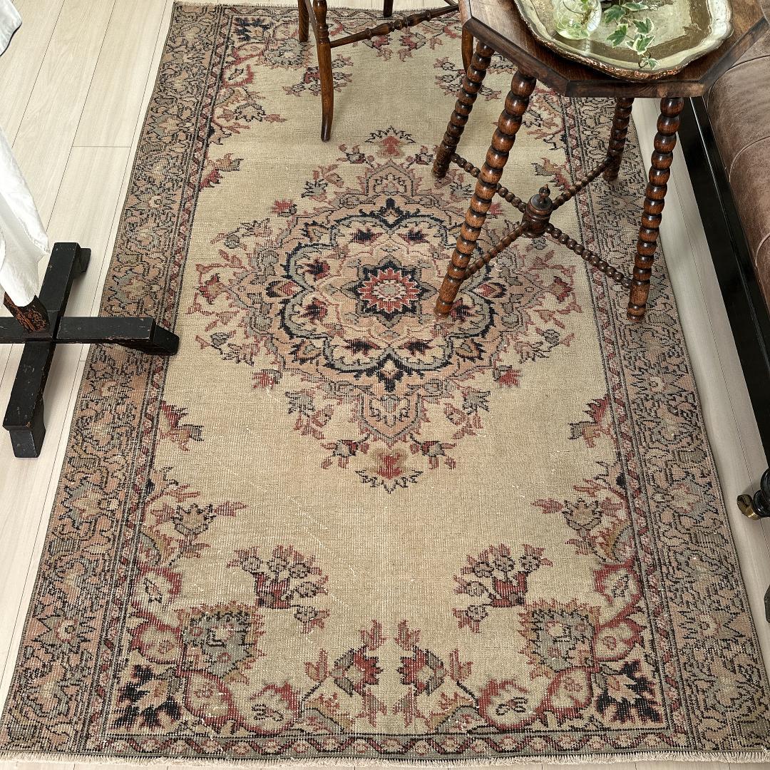 トルコ ヴィンテージラグ A104 レア ベージュ ピンク ブルー メダリオン 楽天市場】トルコ 手織り絨毯 189×99cmコンヤ地方のフラワーメダリオン