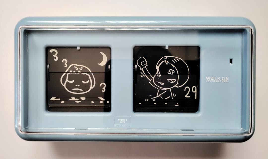 【美品】奈良美智 フリップ時計 WALK ON QT-30 ブルー 奈良美智 パタパタクロック [WALK ON(ブルー)]｜ラムフロム - アート