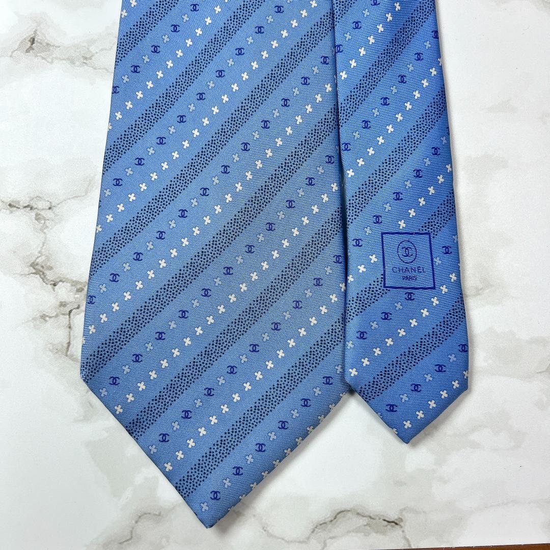 極美品シャネルネクタイ水色現行チェーン幾多 模様入りロゴ光沢