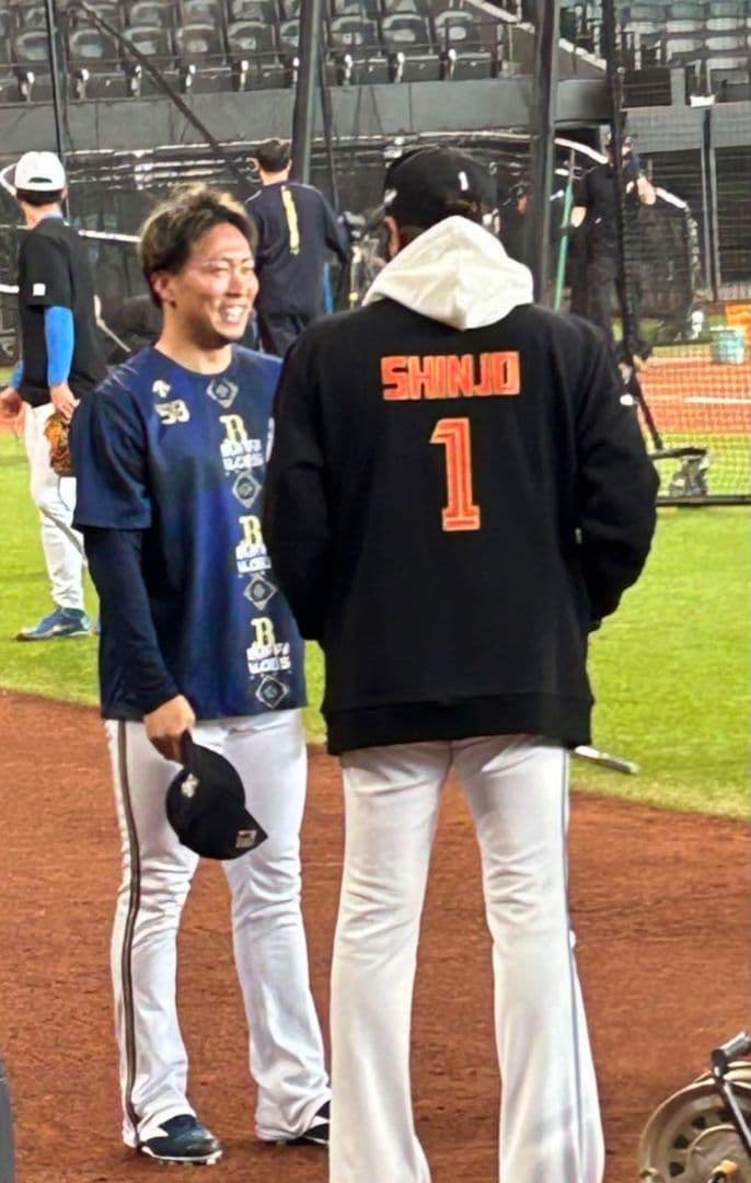 FIGHTERS 新庄剛志 フード付きパーカー 背番号1 - メルカリ