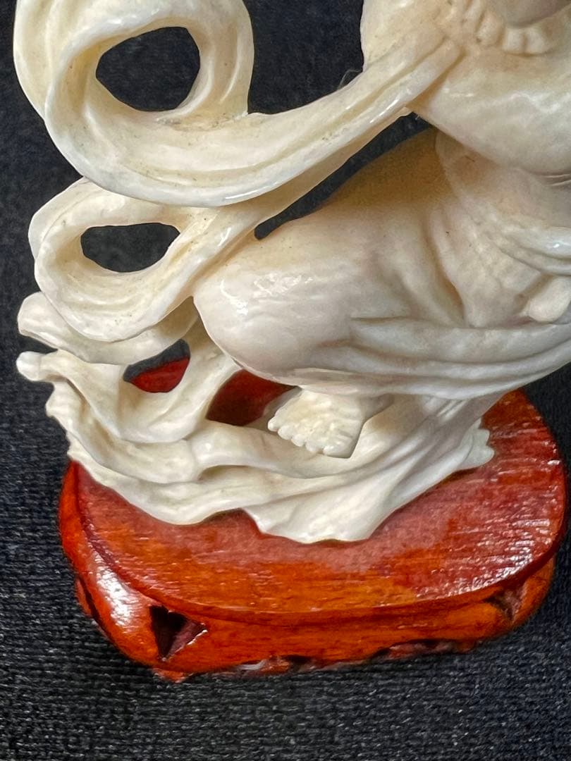 象牙風 剣を持つ女性像