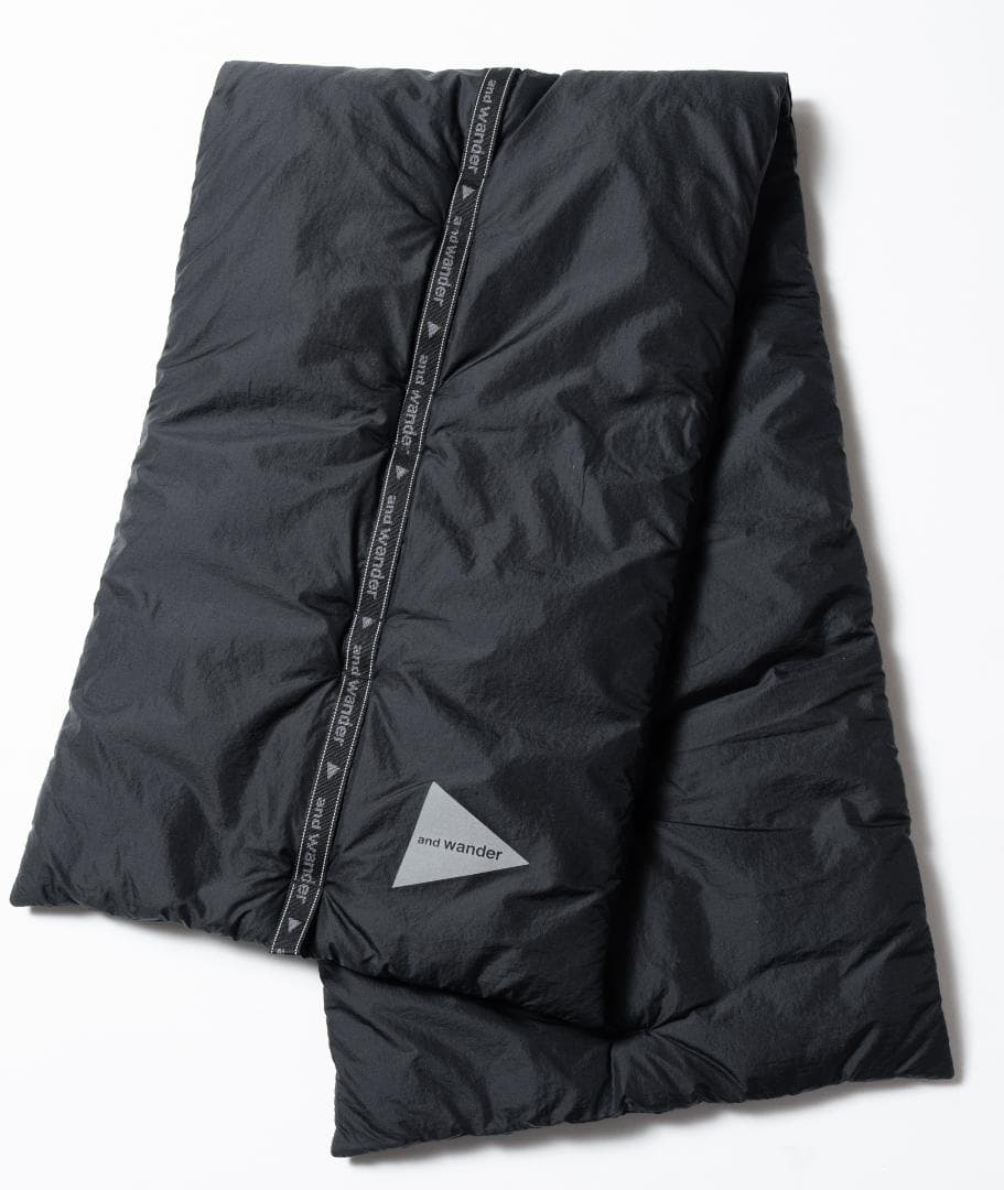 and wander プリマロフトリップマフラー 黒 - メルカリ