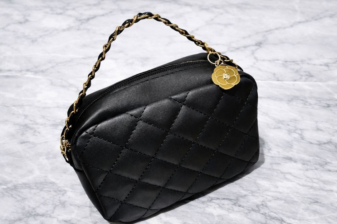 シャネルチャーム付キルティングバッグ2025年ホリデーカメリア - メルカリ