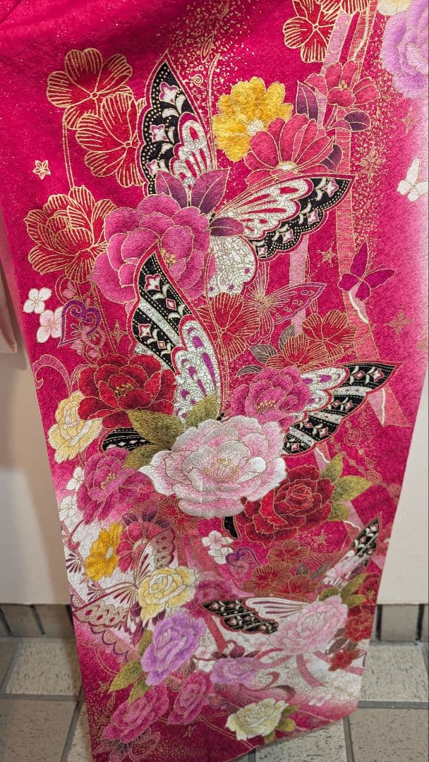 美品】ピンク地に花や蝶の柄•振袖•Lサイズ