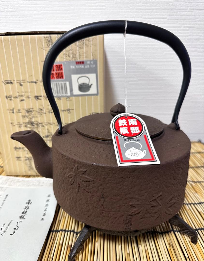 新品、未使用、付属品付 南部運南堂 鍋元 楓紋様 南部鉄瓶 南部鉄器