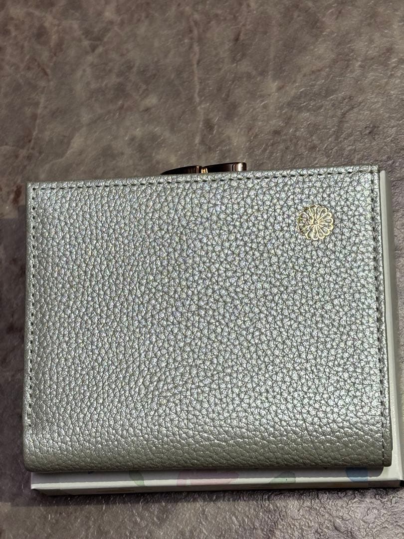 皇居 限定販売 新品 二つ折り財布 がま口タイプ シックなシルバー 菊の