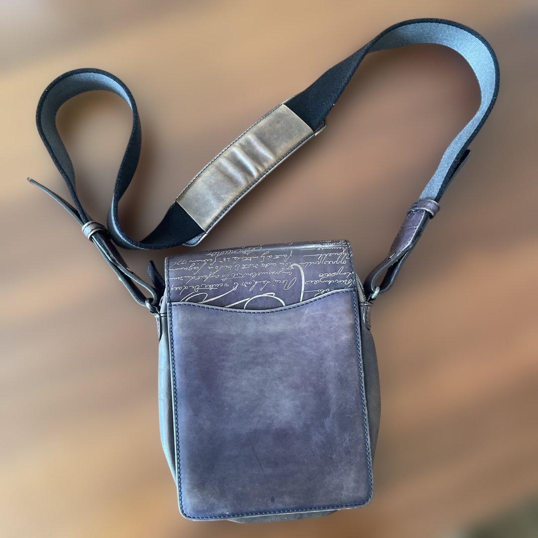BERLUTI ベルルッティ ショルダーバッグ サコッシュ カリグラフィ