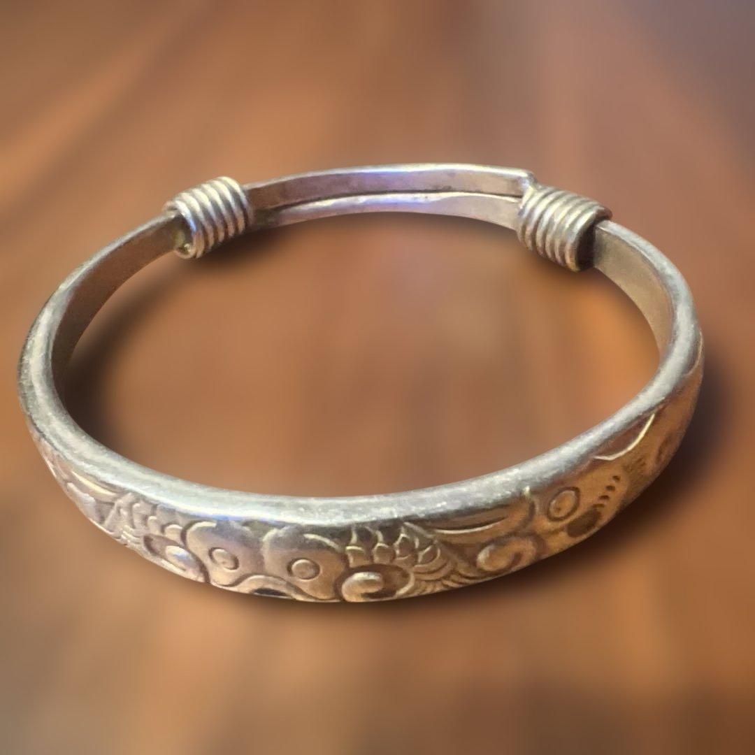 シルバー系エングレーブバングル - メルカリ