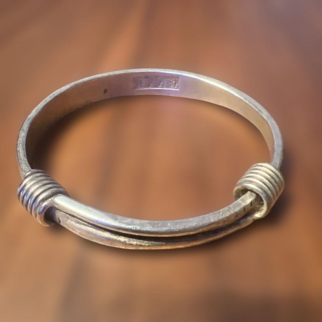 シルバー系エングレーブバングル - メルカリ