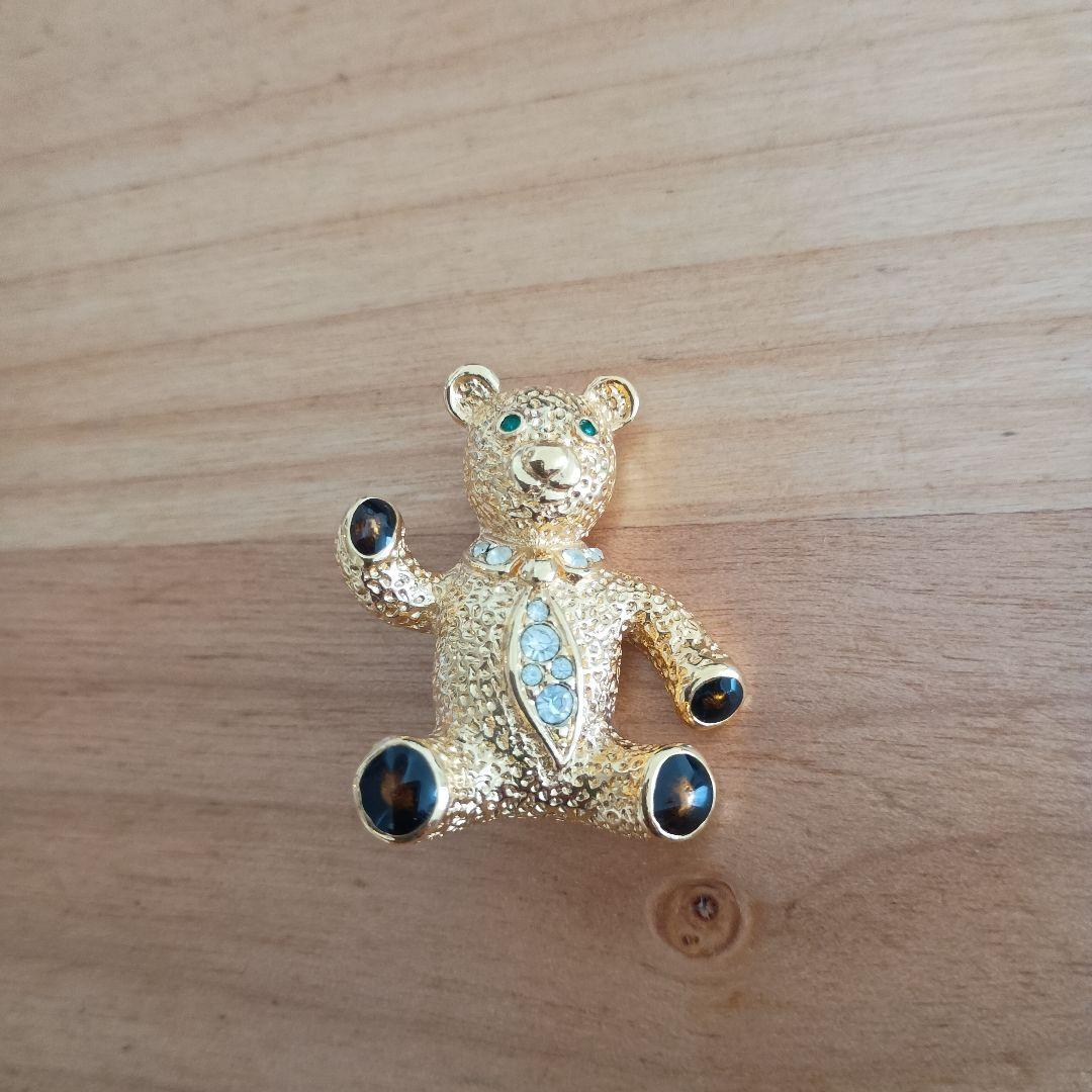 クマ型ブローチ 金色 ストーン装飾 - メルカリ