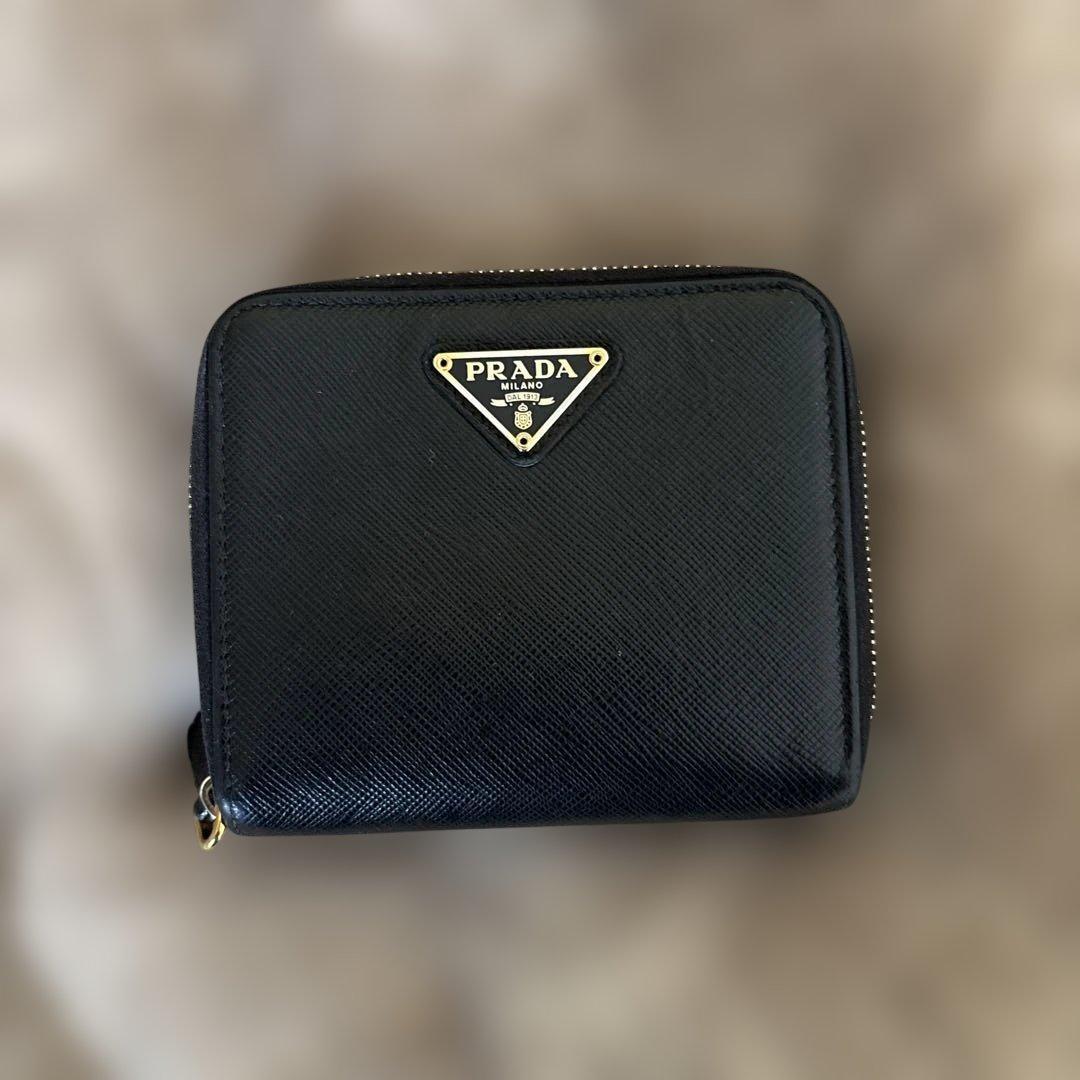 PRADA ブラックレザー 二つ折り財布 - メルカリ