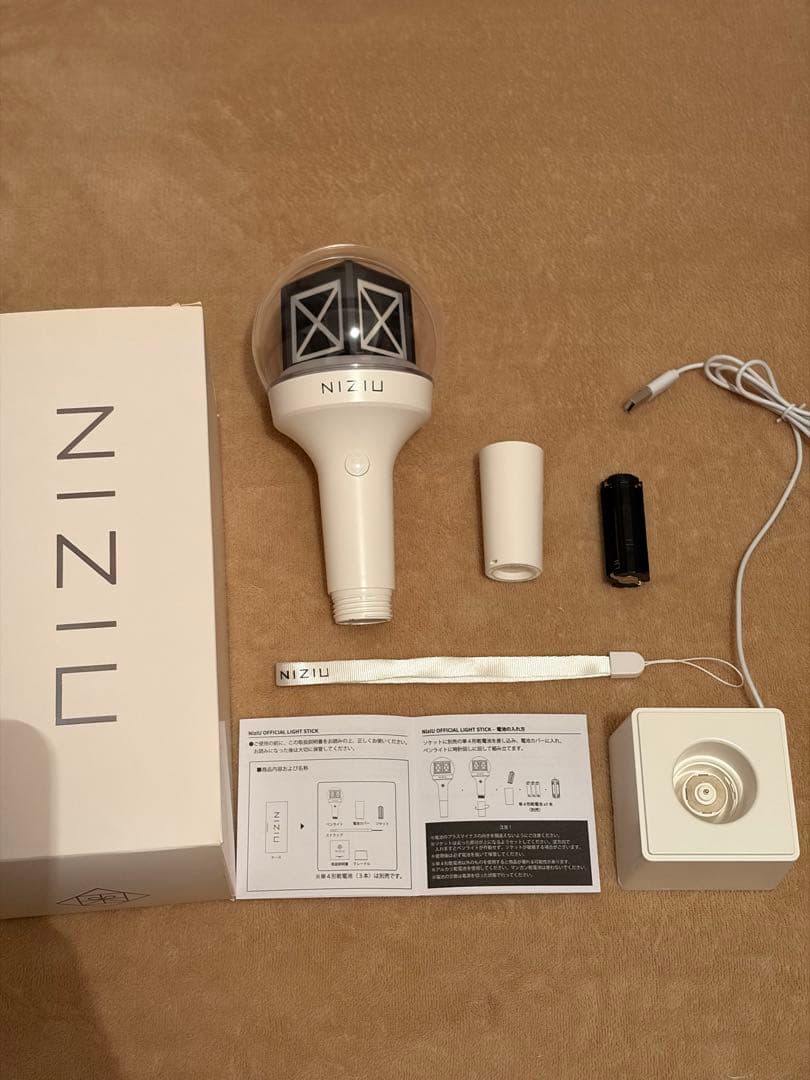NiziU 公式ペンライト - メルカリ