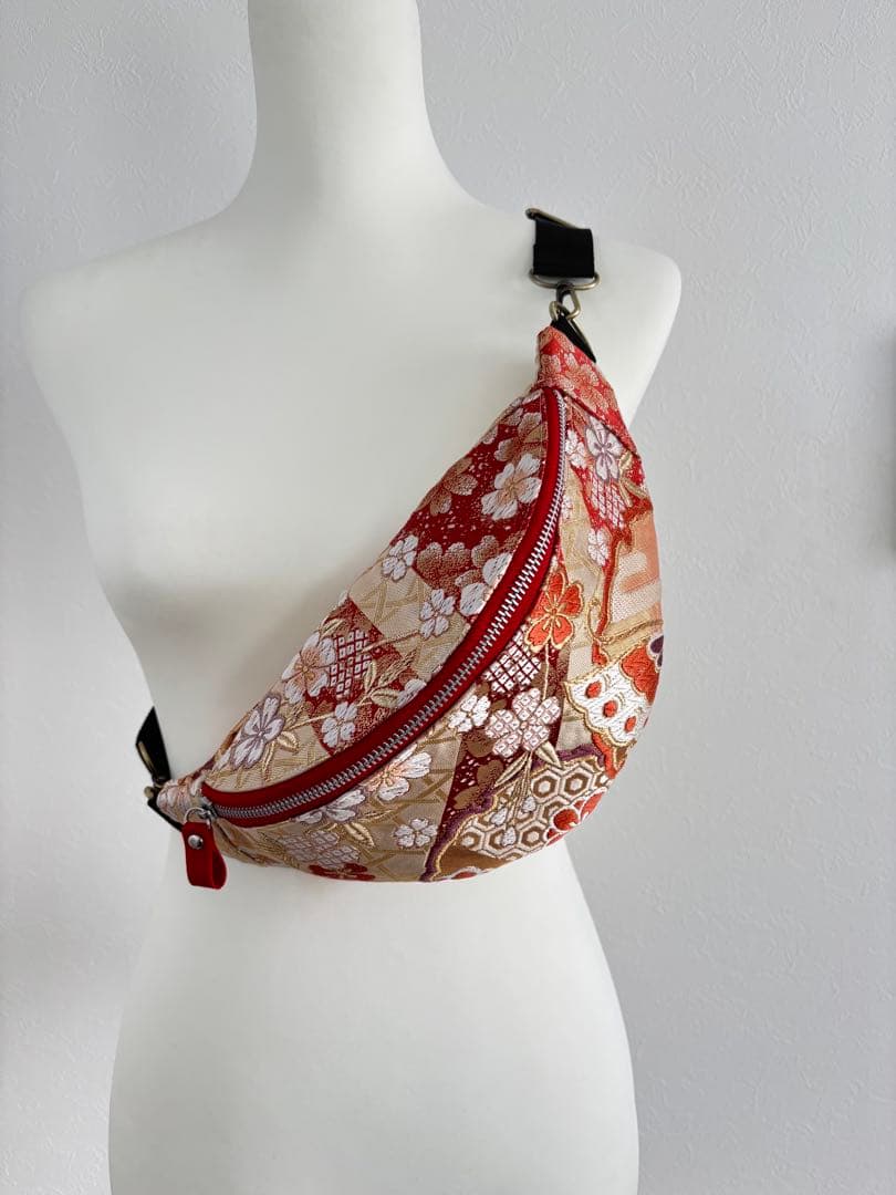 帯リメイク クロスボディバッグ｜華やかな花柄｜和モダンボディバッグ｜一点物 和装帯リメイクショルダーバッグ｜華やか花柄刺繍＆金襴｜一点もの