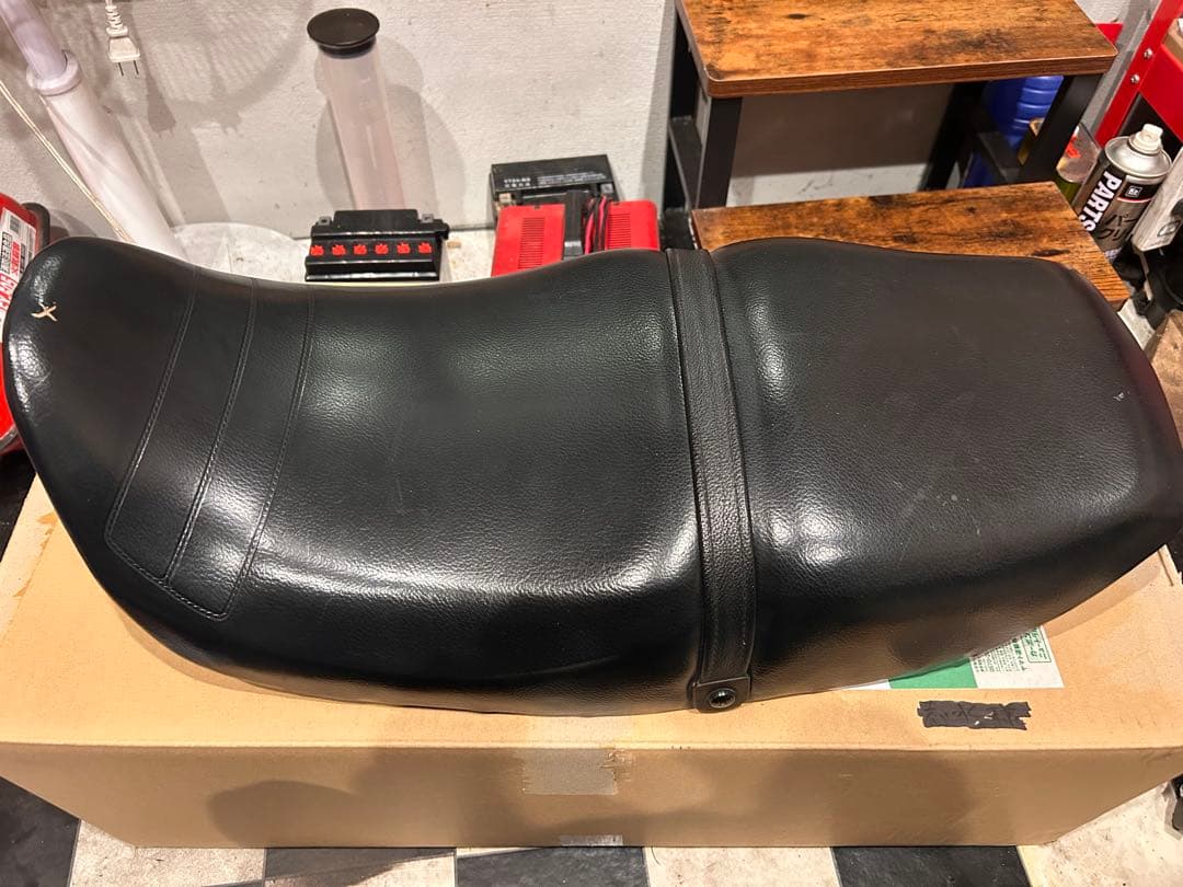 カワサキ　GPZ750 GPZ750F 純正シート KAWASAKI カワサキ GPZ750F 黒タックロール バイクシート張替え シート