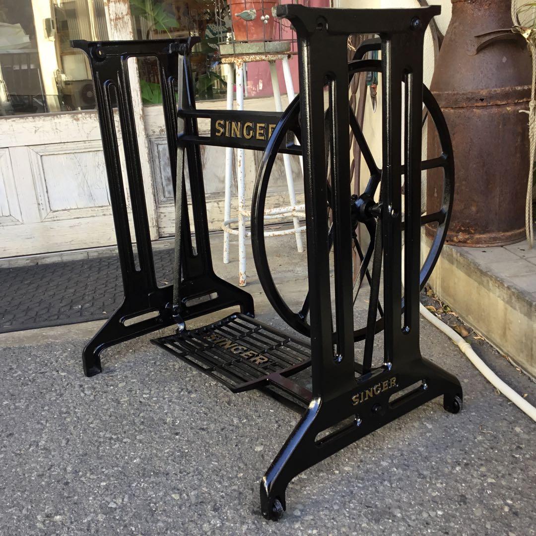 SINGER職業用足踏みミシン鉄脚 大型 テーブルに！